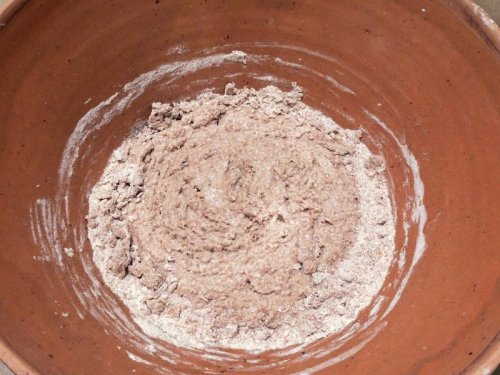 la veille, 500 gr de levain chef + 350 ml d'eau + farine T150 pour épaissir la veille, 500 gr de levain chef + 350 ml d'eau + farine T150 pour épaissir