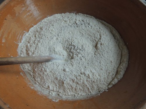 et environ 400 gr de farine d'épeautre T80 et environ 400 gr de farine d'épeautre T80