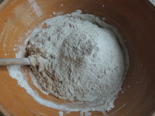ajout d'environ 400 gr de farine de blé T80 ajout d'environ 400 gr de farine de blé T80