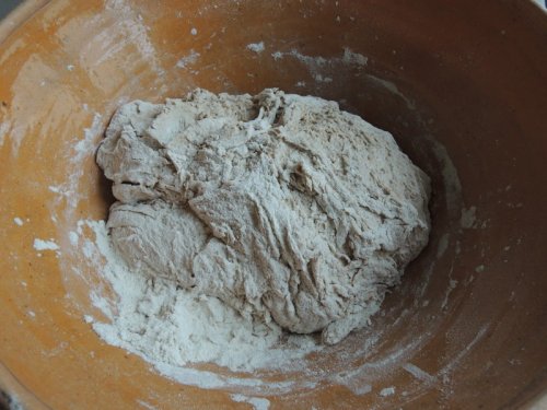 mélange, on peut commencer à pétrir avec les mains mélange, on peut commencer à pétrir avec les mains