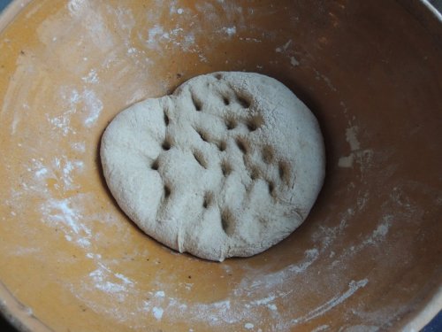 seconde méthode : écrasement de la pâte avec le bout des doigts pour pratiquer des poches d'air seconde méthode : écrasement de la pâte avec le bout des doigts pour pratiquer des poches d'air
