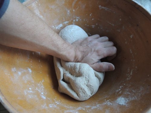 écrasement de la pâte avec la paume écrasement de la pâte avec la paume