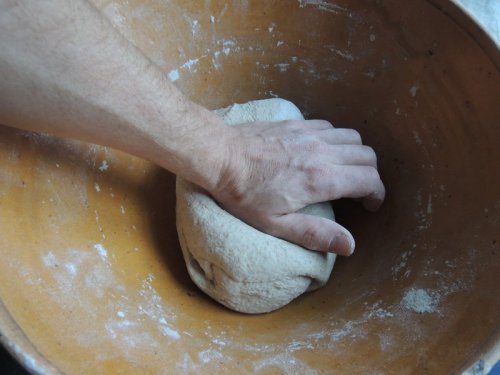 écrasement de la pâte avec la paume écrasement de la pâte avec la paume